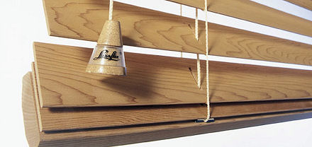 Luxaflex Wooden blind with wood toggle